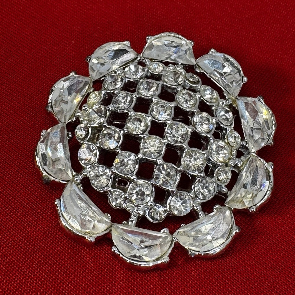 Lovely Rhinestone Broach‎ Silver Tone